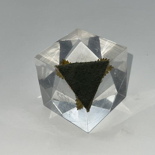 Red Rose MIDCENTURY VINTAGE LUCITE INSIDE CARVED PAPERWEIGHT 2" - Picture 9 of 9