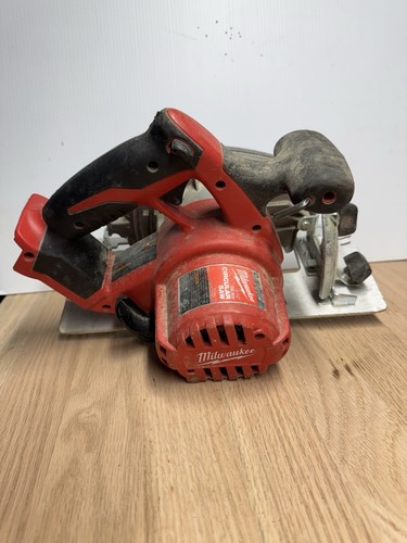 New Milwaukee 2630-20 M18 18V Li-Ion 6-1/2" Cordless Battery Circular Saw - Picture 2 of 3