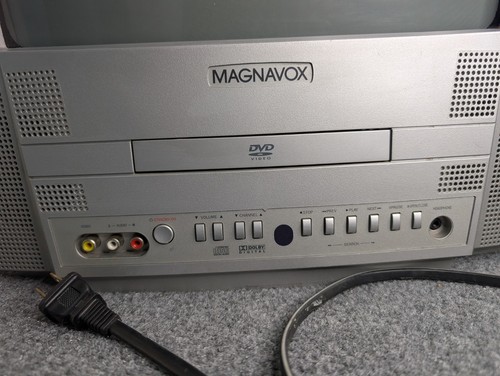 Magnavox 13" Inch MWC13D5 Retro Gaming CRT TV/DVD Player Combo Works NO REMOTE - Picture 3 of 10