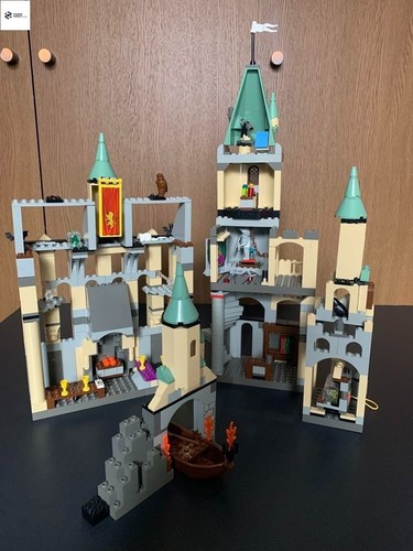 LEGO Harry Potter Hogwarts Castle {1st edition} 4709 In 2001 Used Retired - Picture 1 of 3