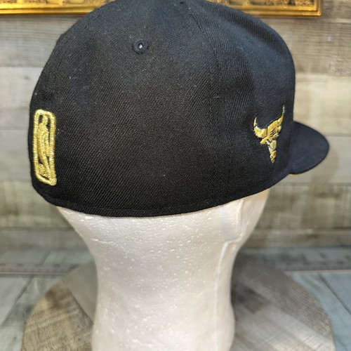 Gorra ajustada New Era 59FIFTY Chicago Bulls Shield Logo talla 7 negra dorada NBA - Imagen 6 de 12