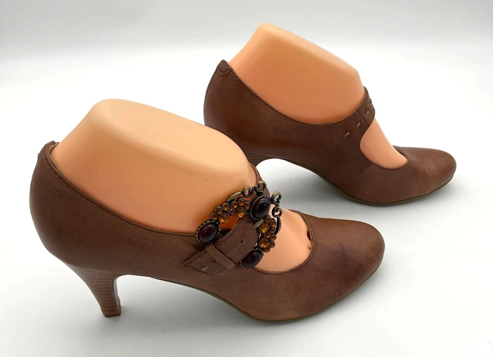 Zapatos de salón Staccato de cuero marrón suave decorativos con hebilla de piedras preciosas y tacón de madera 7,5 Foto 4 de 4