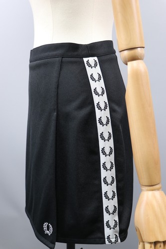 Fred Perry schwarz Polyester Rock Streifen Logos Größe 8/XS - Bild 2 von 16