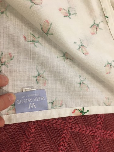 New 60" square Wedgwood Pink Floral Rosebud Tablecloth Table Topper - Picture 4 of 6