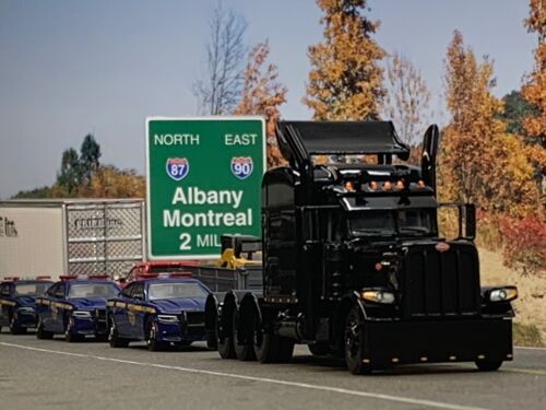 1/64 DCP BLACK OUT PETERBILT 389 TRI-AXLE W/ 70" MID ROOF SLEEPER - Picture 3 of 7