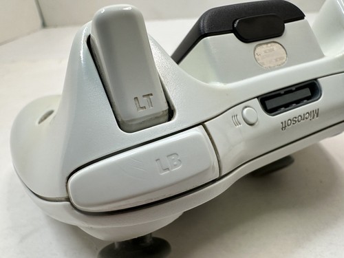 Microsoft Xbox 360 Wireless Controller - White - with Black Battery Cover - Picture 5 of 11