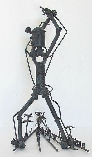 Vintage primitive geschweißte Kunstskulptur eines Mannes, der einen Golfschläger auf einem Ball schwingt - Bild 3 von 6