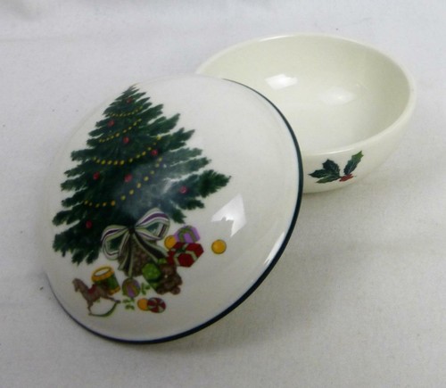 Mikasa Heritage Trinket Box Christmas Story Round Tree Gifts Bow 3.5" x 2.5" - Picture 3 of 6