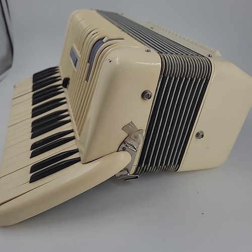 READ Vintage Wurlitzer Accordion Model 332 41 Key/120 Button - Picture 12 of 21