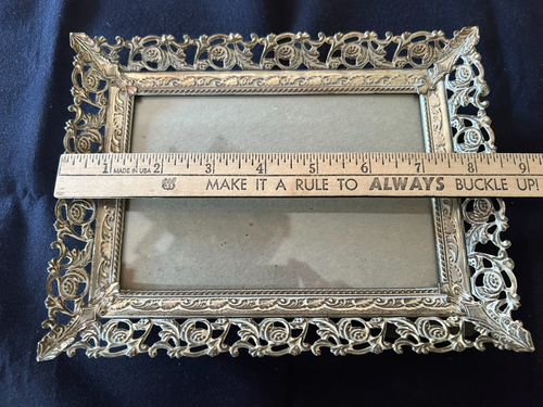 VINTAGE VERZIERTER FILIGRANER GOLDFARBEN WEISS GEWASCHENER FOTORAHMEN HOLLYWOOD FASST 4 X 6 ZOLL - Bild 5 von 16