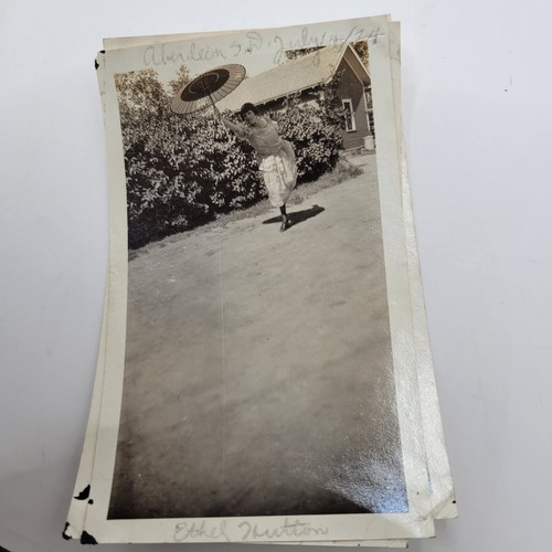 Lote de 8 mujeres jóvenes con paraguas Aberdeen South Dakota 1924 - Imagen 4 de 4