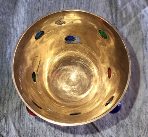 Taza/copa de latón vintage con joyas incrustadas/piedras de colores pies ornamentados India - Imagen 4 de 6