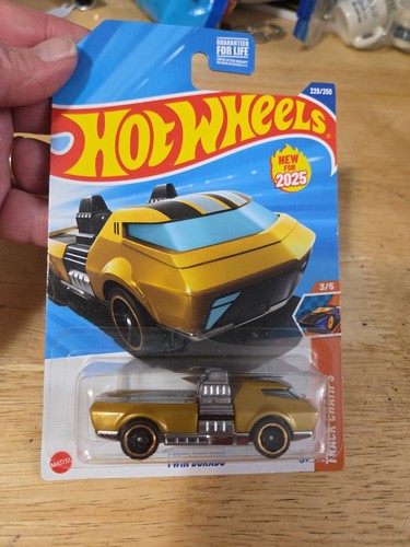 Hot Wheels 2025 Gold Yellow Twin Dorado 228/250 Track Champs 3/5  - Bild 2 von 3