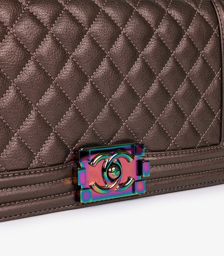 Bolso Chanel Iridiscente Acolchado Piel de becerro Mediano Le Boy - Imagen 9 de 13