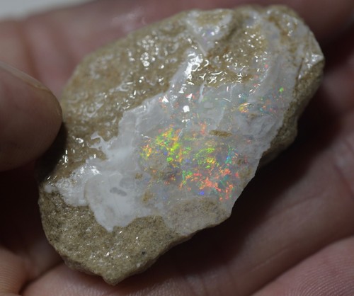 OPAL AUSTRALIAN MINTABIE SPECIMEN OR GEM CUTTER BRIGHT RED FLASH 82ct VIDEO - Picture 2 of 17