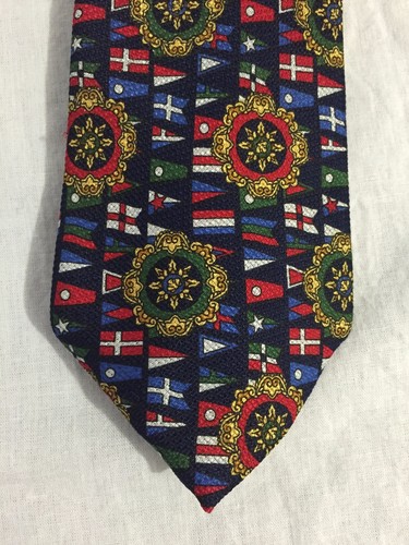 "Corbata de seda BALLY azul marino con banderas náuticas rojas, blancas, azules y verdes 3 3/4"" x 58" - Imagen 2 de 6