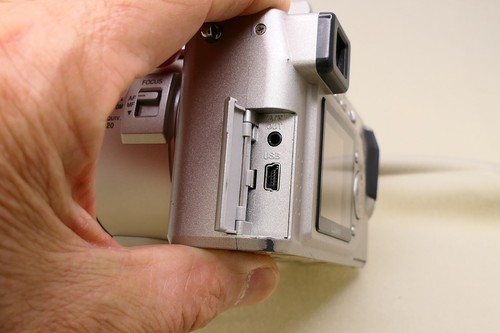 Panasonic Lumix DMC-FZ10 12X optical zoom/4.0 MP digital camera S#02985 - Picture 7 of 9