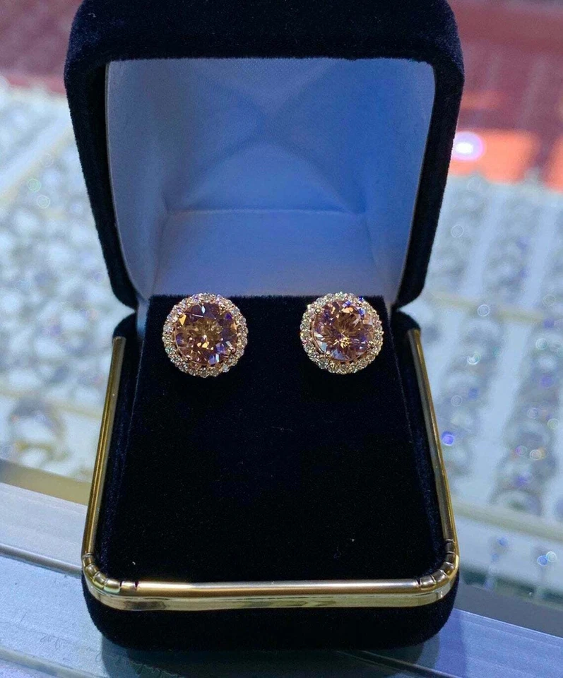 Aretes de morganita natural con halo de corte redondo de 4 quilates enchapados en oro rosa de 14 quilates en plata Foto 3 de 4