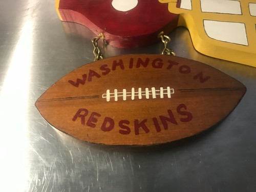 Washington Redskins MEMORABILIA VINTAGE COLLECTABLES Pieces Wood and Others - Picture 101 of 107