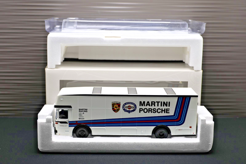 1:43 CAMION MERCEDES-BENZ "1970 - PORSCHE MARTINI" IMBALLO ORIGINALE - 12202 PREMIUM CLASSIXXS - Foto 2 di 10