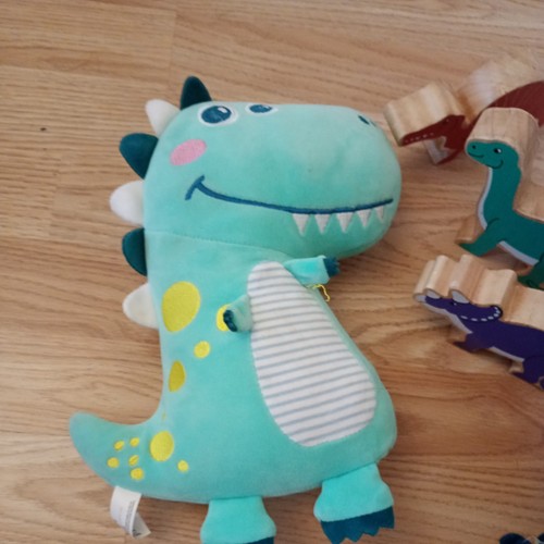 Drei Stofftiere Dinosaurier und vier Holzdinosaurier Konvolut - Bild 7 von 8