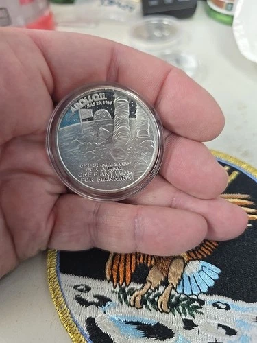 1 oz .999 Fine Silver Round Apollo 11 Moon Landing Design and Apollo 11 patch