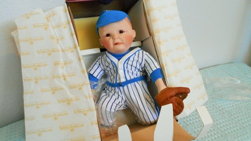 MUÑECA DE PORCELANA YOLANDA BELLOS ""PAUL""/JUGADOR DE BÉISBOL/NUEVA EN CAJA/NUMERADA/CERTIFICADO DE AUTENTICIDAD - Imagen 2 de 9