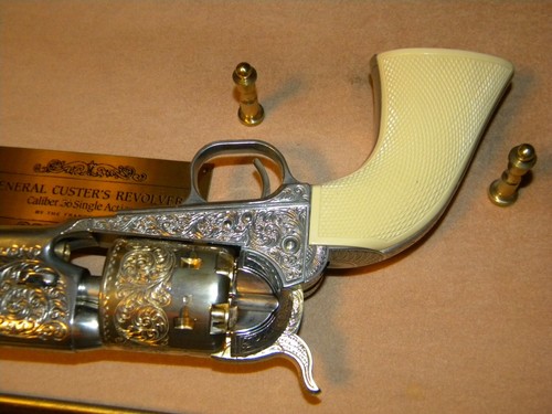 Franklin Mint General George Custer's .36 Caliber GOLD Single Action Revolver - Picture 8 of 16