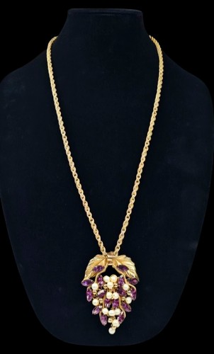 Vtg Napier Frosted Leaves Pendant Necklace 1950s Purple Grapes Rhinestone Pearls - Picture 4 of 10