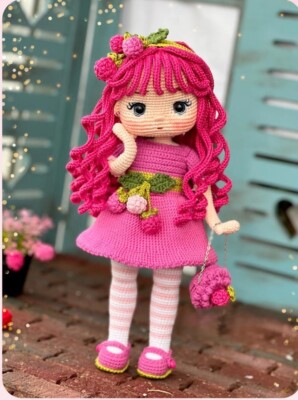HÄKELANLEITUNG hübsche himbeerrosa behaarte Puppe mit Kleid & Tasche Sport 284