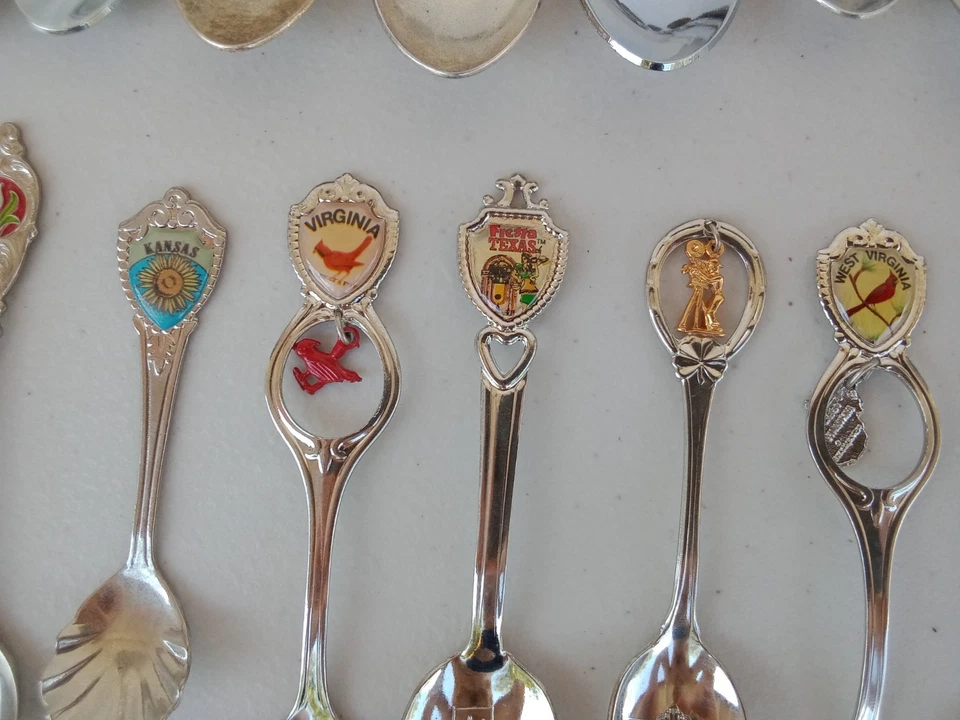 Cucharas decorativas vintage --Recuerdos de vacaciones + Estados/ciudades + dijes y más-- Foto 3 de 4