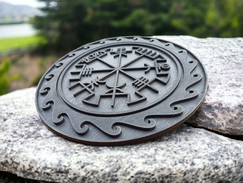 Escudo nórdico vikingo con runas hecho a mano decoración guerrero de madera Foto 2 de 4