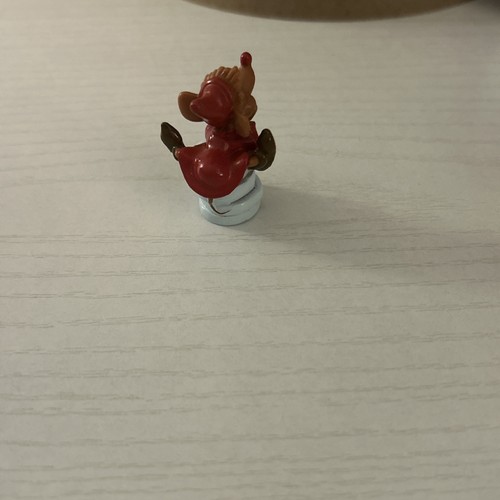 DISNEY CINDERELLA PVC FIGUR JAQ MAUS SITZEND AUF EINEM KNOPFHAUFEN (324/659 - Bild 3 von 5