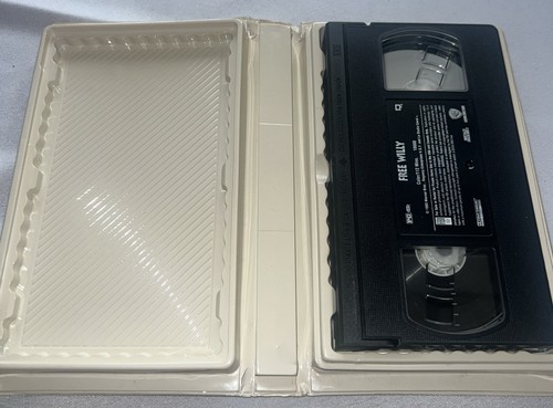 Free Willy & Free Willy 2- The Adventure Home (VHS, Clamshell) - Picture 3 of 6
