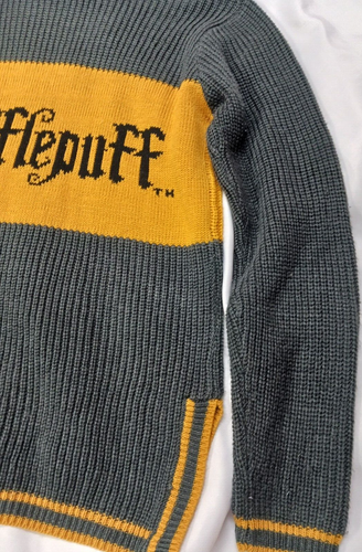 SUÉTER HUFFLEPUFF HARRY POTTER CON CAPUCHA TALLA PEQUEÑA JUNIOR AJUSTE 3/5 100% ACRÍLICO - Imagen 11 de 14