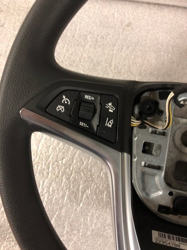 2012-2015 Buick Regal Verano vinilo negro volante con todos los controles nuevo fabricante de equipos originales - Imagen 7 de 10