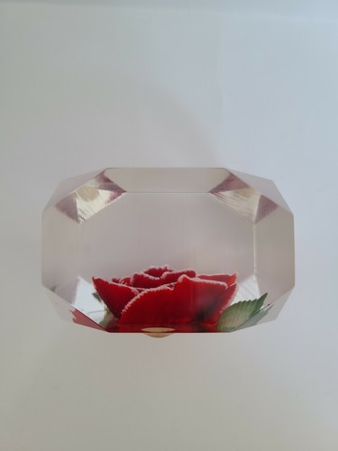 Vintage MCM Bircraft Plexiglas rote Rose Briefbeschwerer Mid-Century handgeschnitzt & farbig - Bild 2 von 6