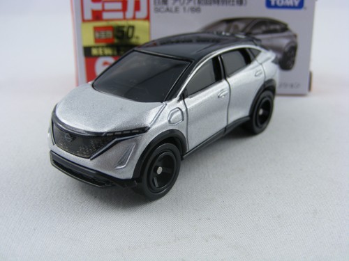 Nissan Ariya in silber (limited 1st Ed.), Takara Tomy Tomica #64, 1/66