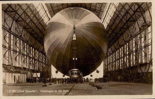 LZ127 "Graf Zeppelin"-Einbringenin die Halle-Echtfotokarte-ungelaufen-3.10.1935 - Bild 1 von 2