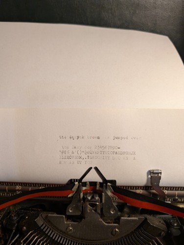 Sears Tower Challenger Manual Typewriter, Green Caps, Damaged Case, Works - Picture 4 of 12