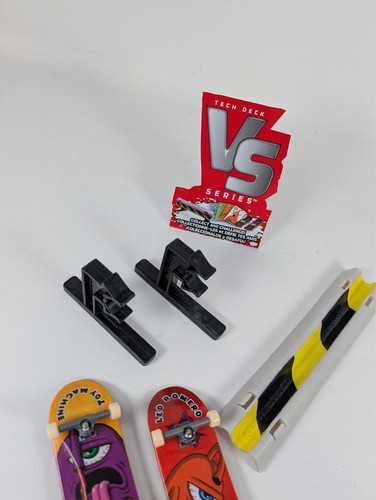 Tech Deck VS Series Toy Machine 2 Fingerboard Pack Hindernis- und Trickkarten - Bild 5 von 13