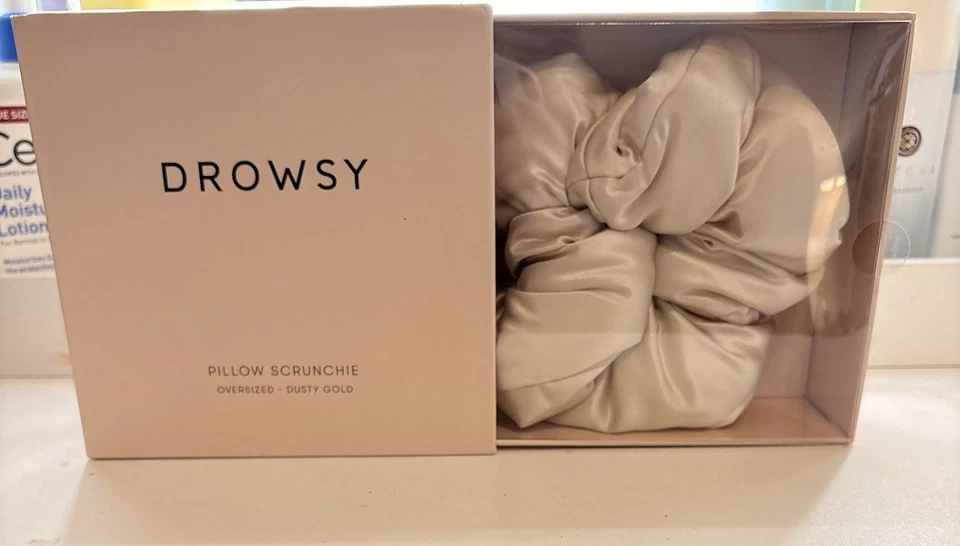 Scrunchie acolchado dorado polvoriento Drowsy Sleep Co 100 % seda Foto 2 de 2