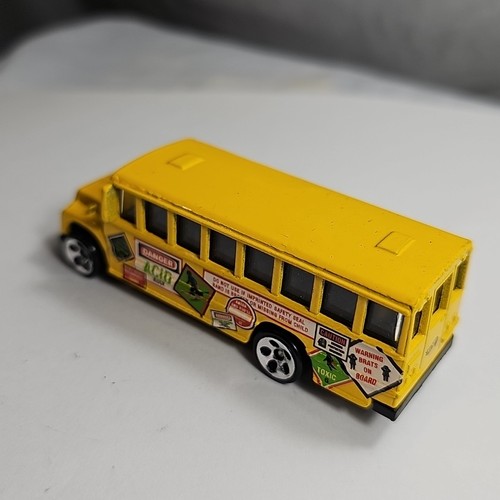 Autobús escolar Hot Wheels ácido roca tóxico amarillo zombi brote 1:64 camión diecast - Imagen 7 de 12