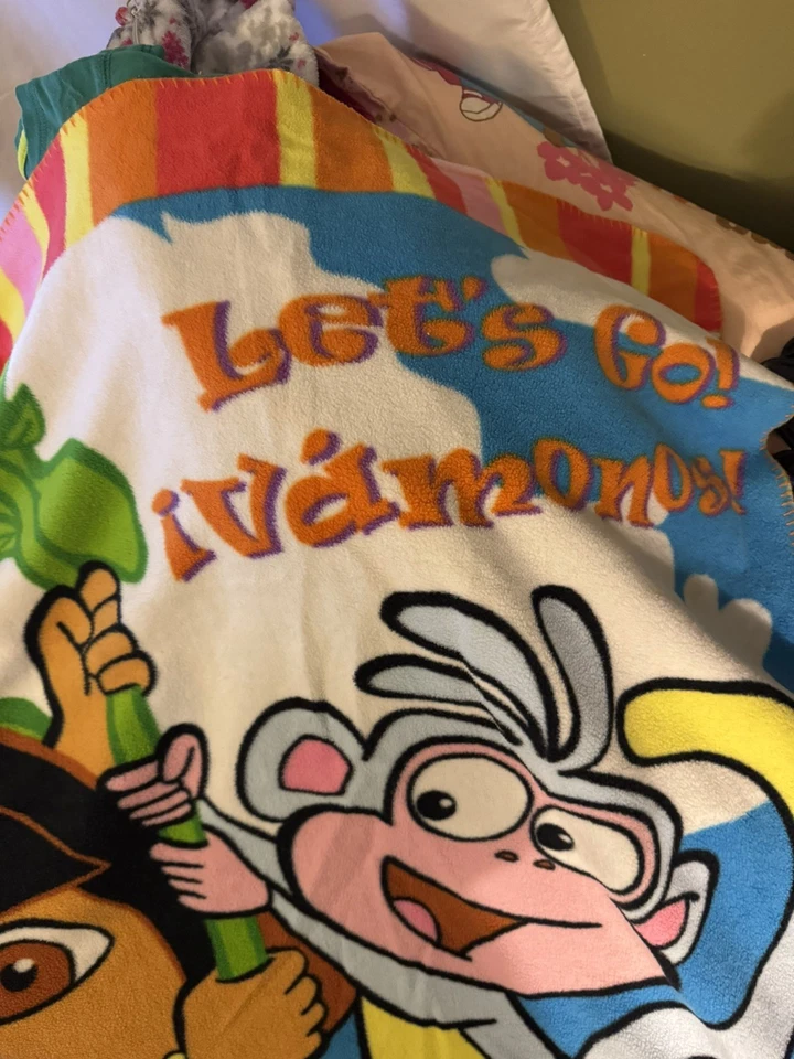 Manta polar Dora La Exploradora dos caras "Botas ¡Vamos! Vamonos! "50"" x 60"""  Foto 4 de 4