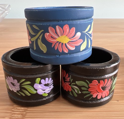 Wooden Napkin Rings Folk Art Farmhouse Painted Floral Set 8 White Black Red Blue - Picture 5 of 12