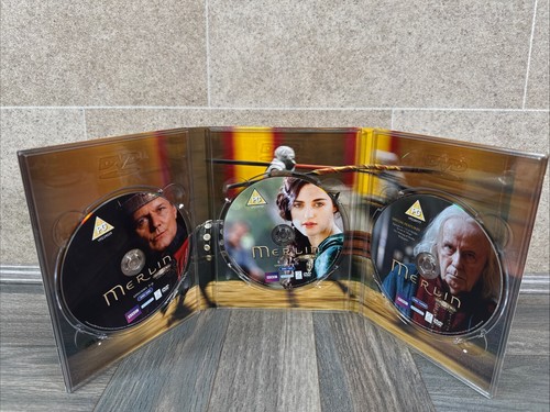 Merlin: Complete Series 1+2 DVD Boxset Bundle - Mint Condition - Foto 16 di 18