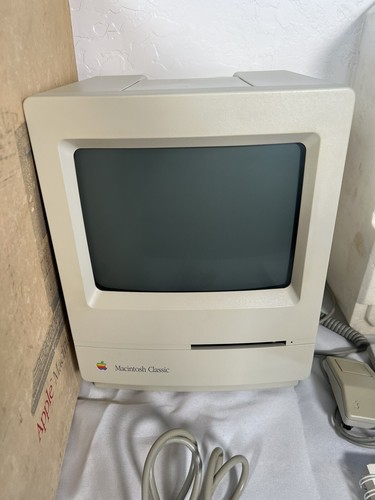 VTG Apple Macintosh Classic Computer Complete w/Box Paperwork Mouse More *READ - Picture 2 of 17