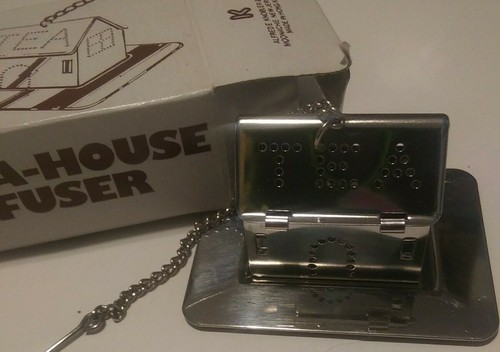Colador infusor de té de acero inoxidable con bandeja en forma de casa - Imagen 4 de 4