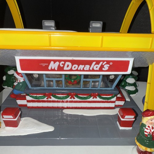 Department 56 Snow Village McDonald's building & Figurines from 1997 - Picture 3 of 7