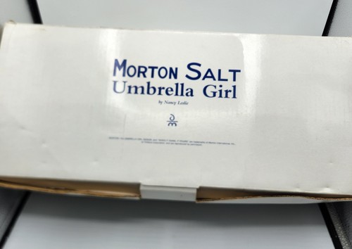 Morton Salt 1998 Umbrella Girl Doll Box Danbury come nuovo occhi viola Nancy Leslie - Foto 6 di 18